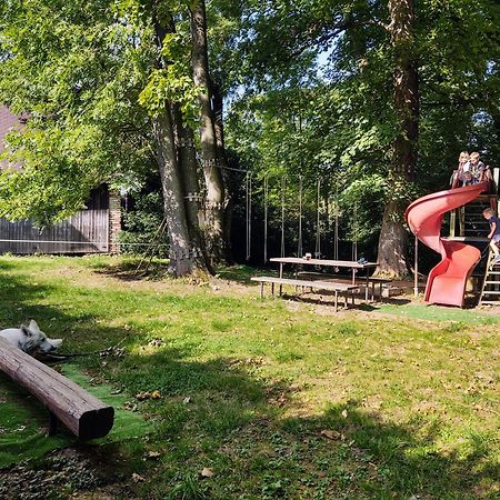 Zamek Usobi Apartment Bagian luar foto