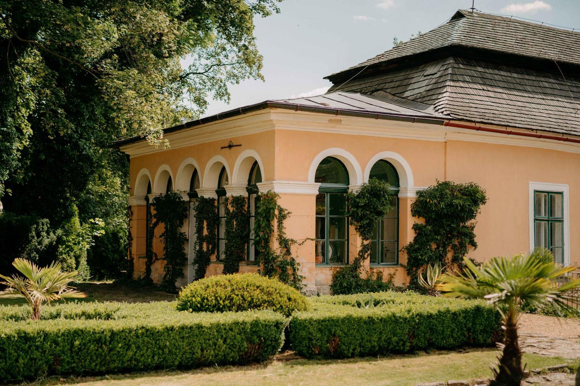 Zamek Usobi Apartment Bagian luar foto