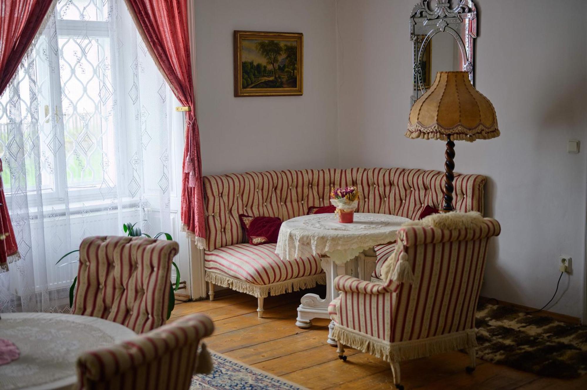 Zamek Usobi Apartment Bagian luar foto