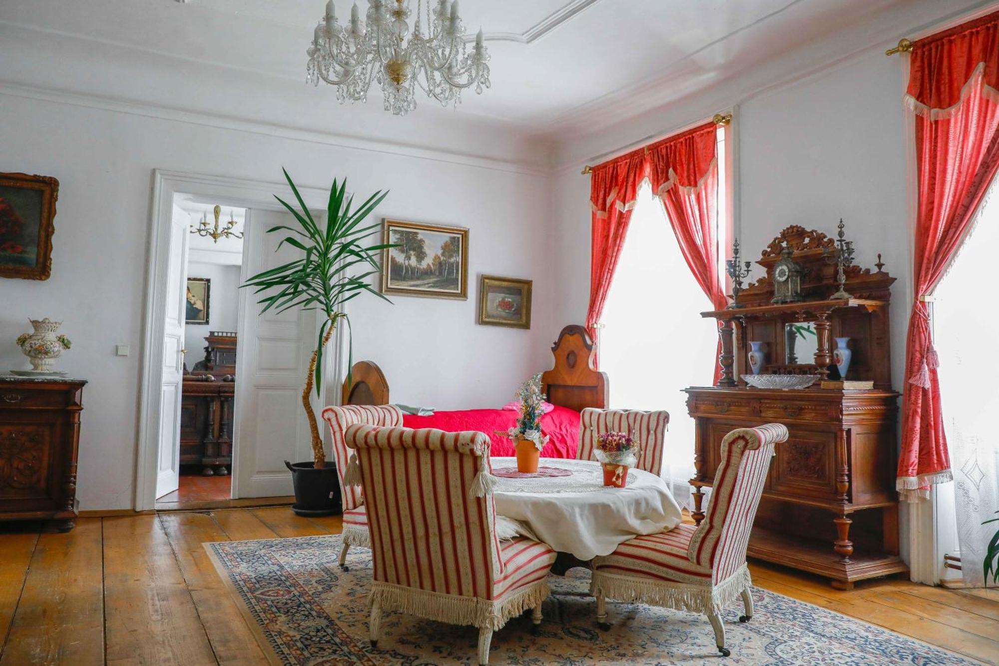 Zamek Usobi Apartment Bagian luar foto