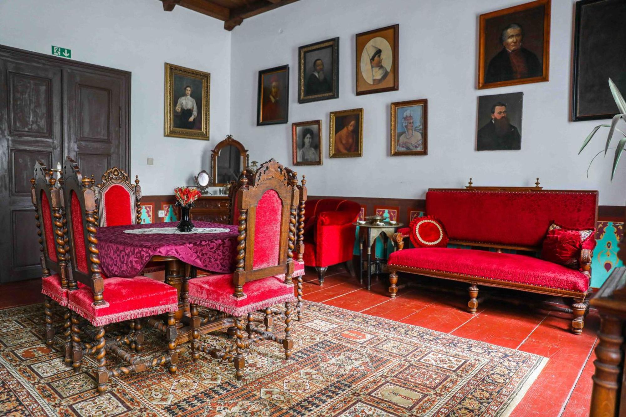 Zamek Usobi Apartment Bagian luar foto